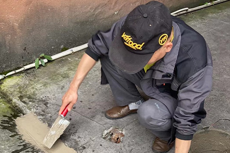 老蔡自發(fā)修繕路面，文化實踐顯真情